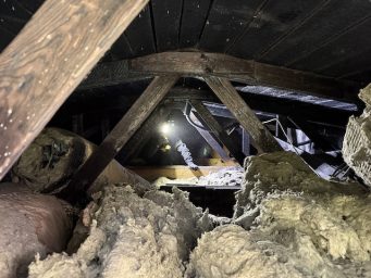 Solarkabel durch Dachboden ziehen Zum Glück keine Fledermäuse! ;o)