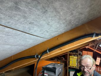 Solarkabel unter dem Dach verlegt Solarkabel verlegen