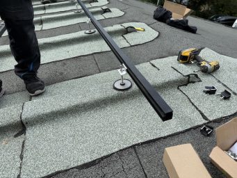 Stockshrauben mit Schlotter Bituplan Zusatzabdichtung Solarmodule auf Bitumen montieren