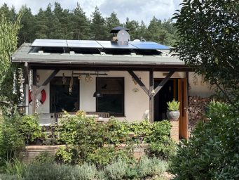 Gartenhaus mit Balkonkraftwerk Solarmodule auf Bitumendach