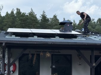 Bitumendach mit Solarmodulen Montage auf Gartenhaus
