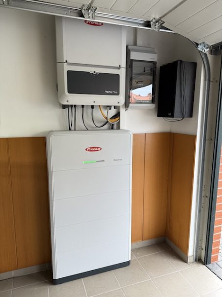 Fronius Reserva 12,63 mit Verto 15.0 plus Installation von Solarwechselrichter und Batteriespeicher in einer Garage.