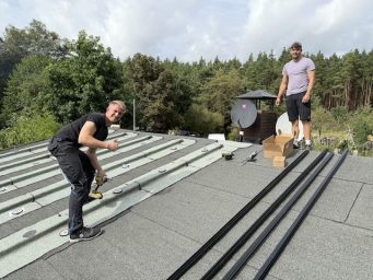 fleißige Kollegen montieren Solar-Unterkonstruktion Monteure bei der Arbeit